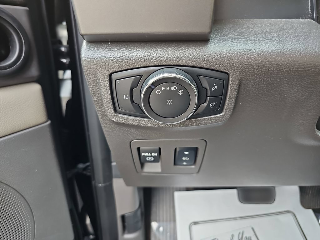 Used 2018 Ford Expedition XLT w/ Equipment Group 201A AWD/4WD image 32