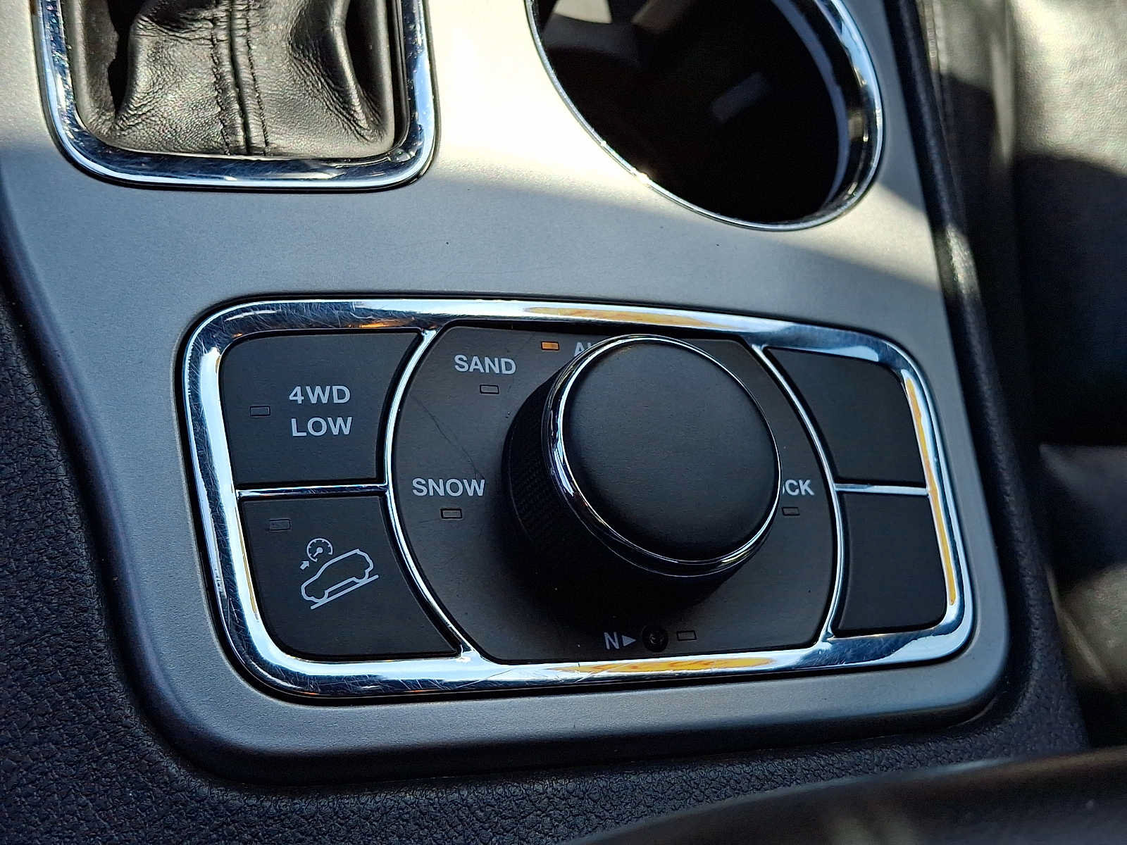 Used 2020 Jeep Grand Cherokee Limited AWD/4WD image 25