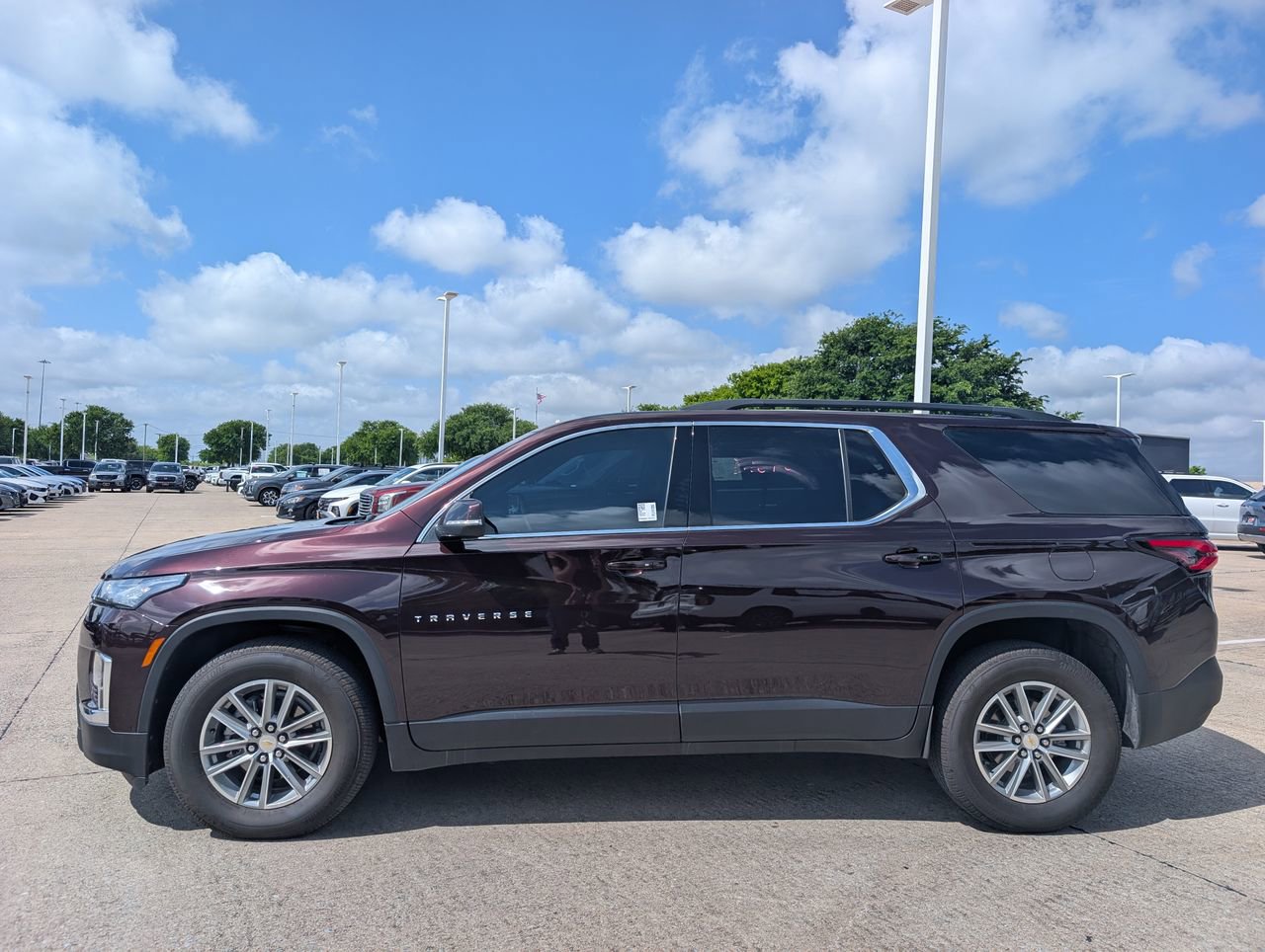 Used 2023 Chevrolet Traverse LT image 3
