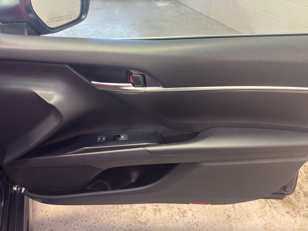 Used 2020 Toyota Camry SE w/ Sunroof Package image 21
