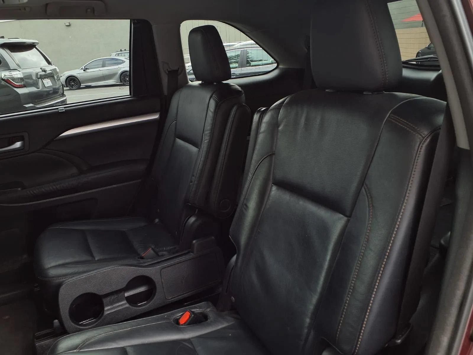 Used 2014 Toyota Highlander XLE FWD image 12