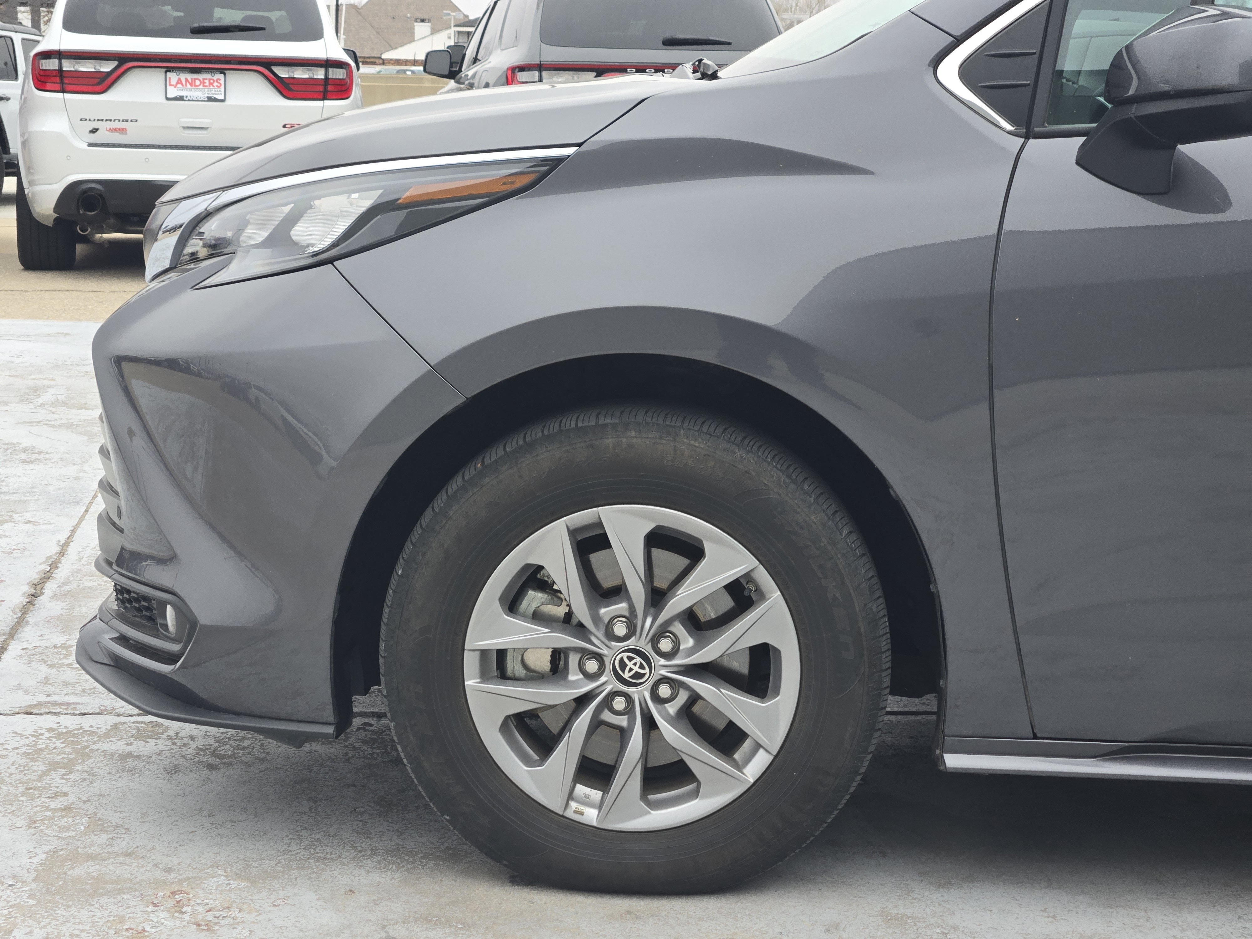 Used 2025 Toyota Sienna XLE image 9