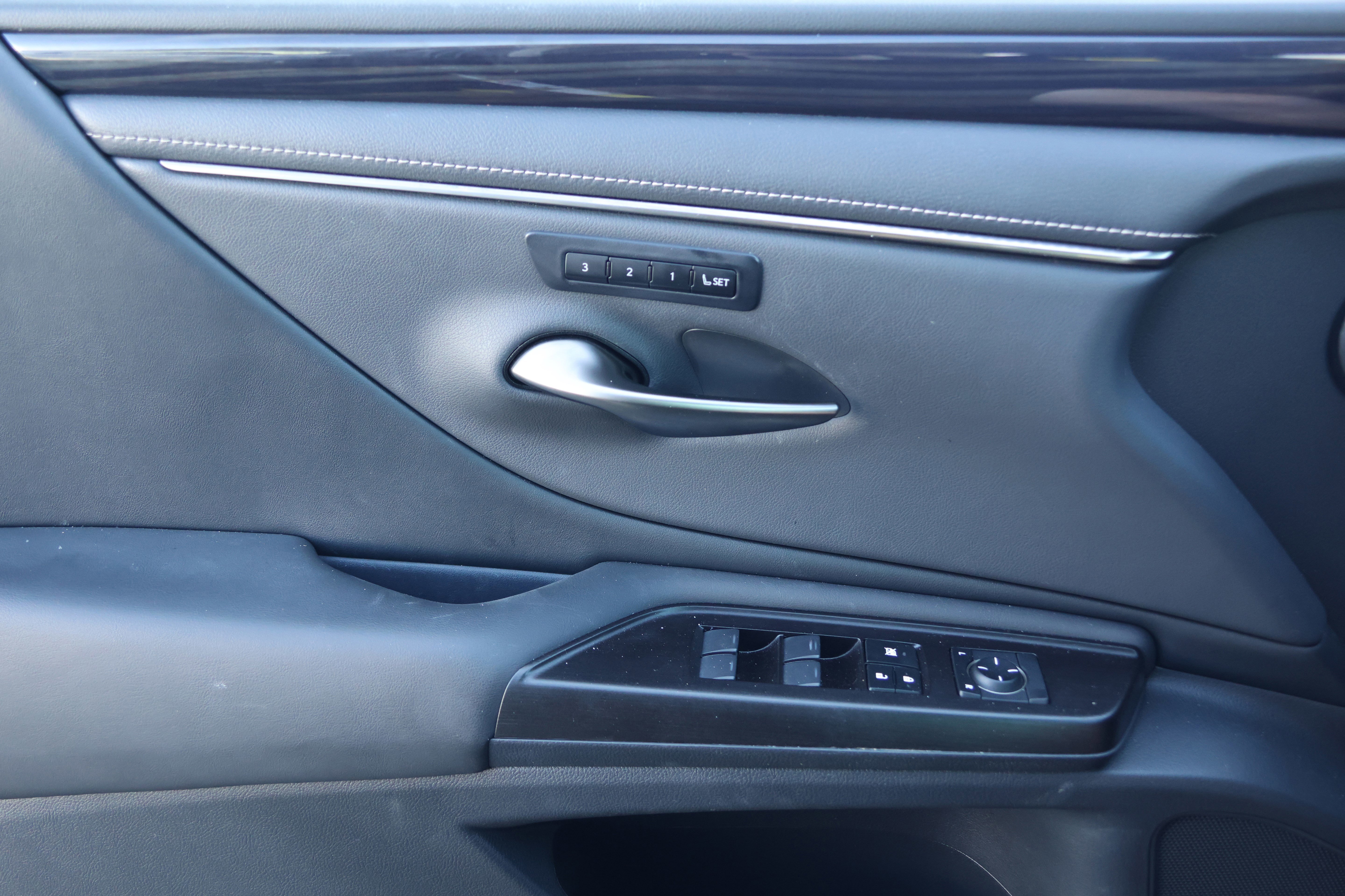 Used 2019 Lexus ES 350 Luxury w/ Premium Package image 12