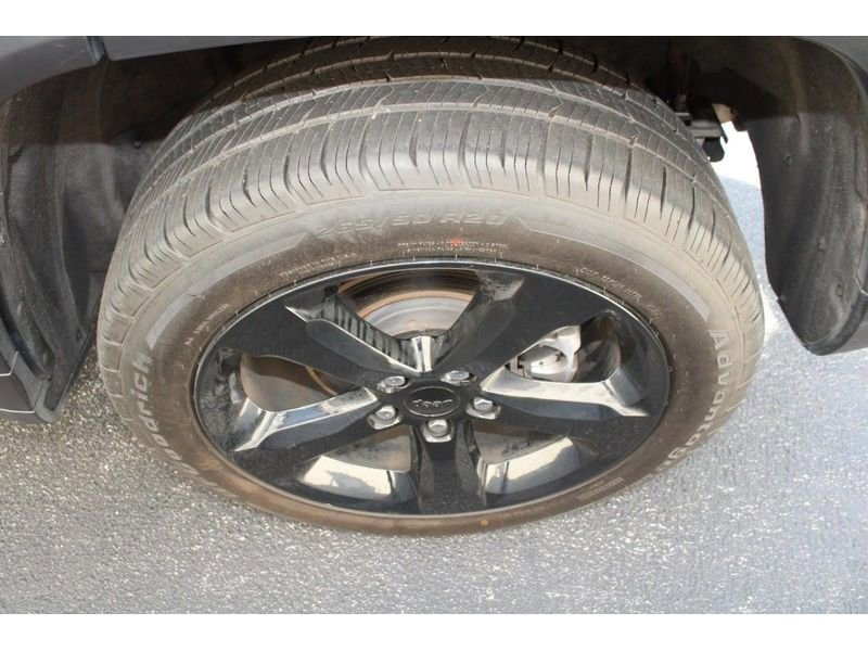 Used 2023 Jeep Grand Cherokee Altitude AWD/4WD image 9