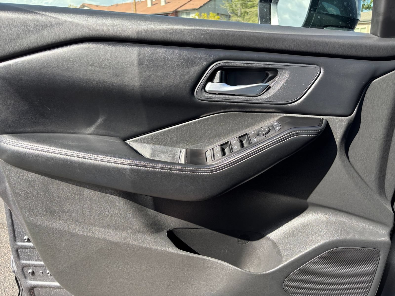 Used 2025 Nissan Rogue SV AWD/4WD image 18