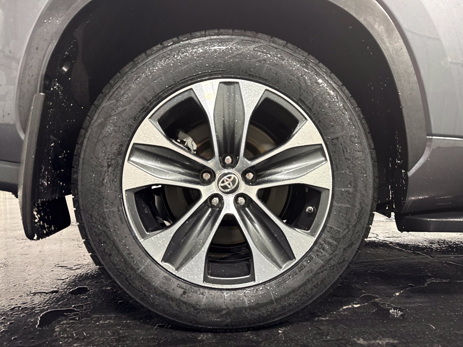 Used 2020 Toyota Highlander XLE AWD/4WD image 11