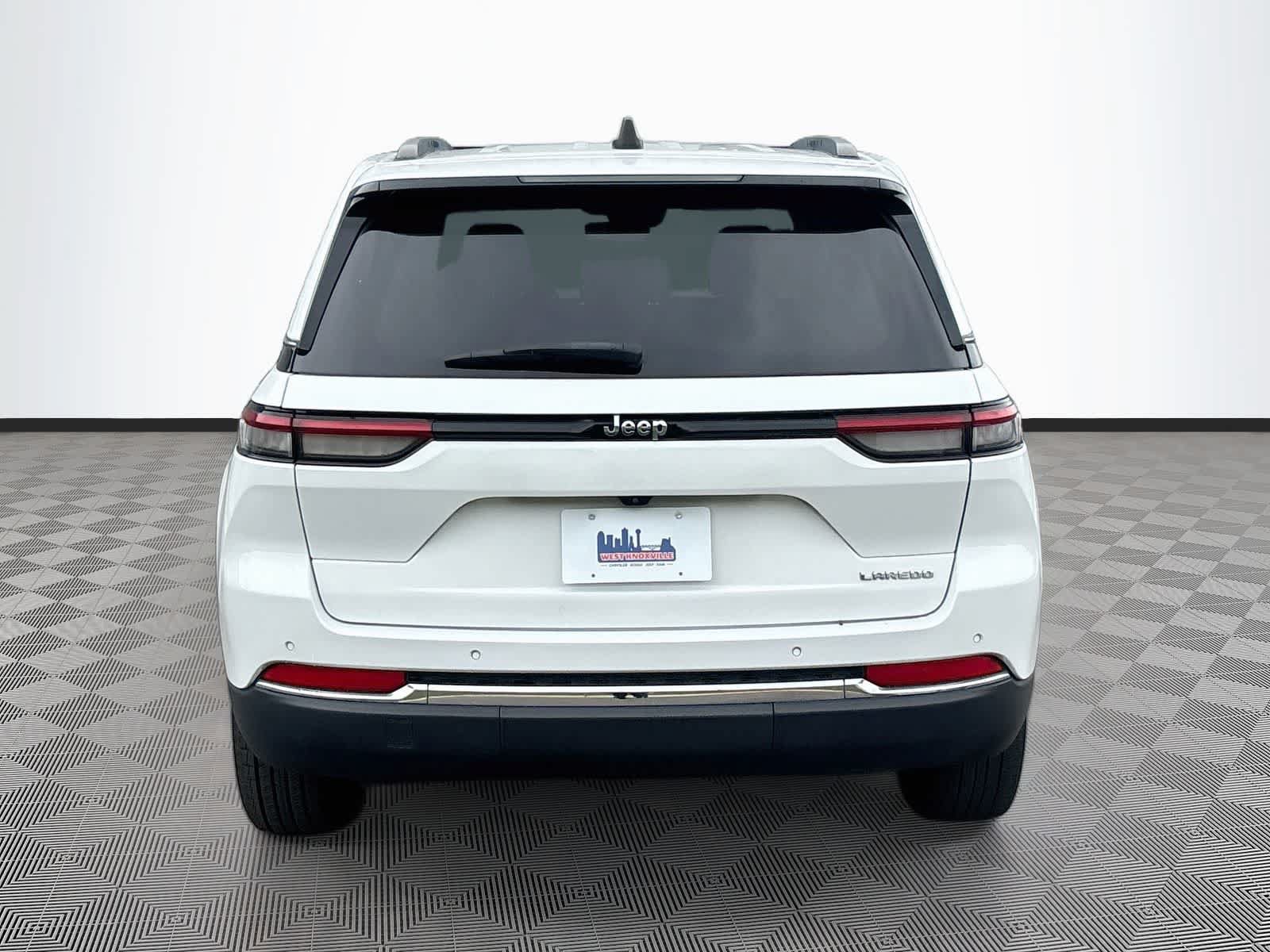 Used 2024 Jeep Grand Cherokee Laredo RWD image 6