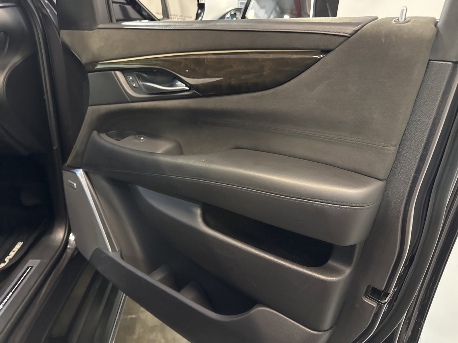 Used 2017 Cadillac Escalade ESV Platinum image 32