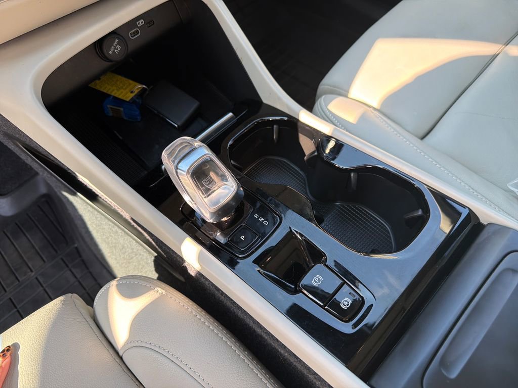 Certified 2024 Volvo XC40 B5 Plus w/ Protection Package Premier image 28