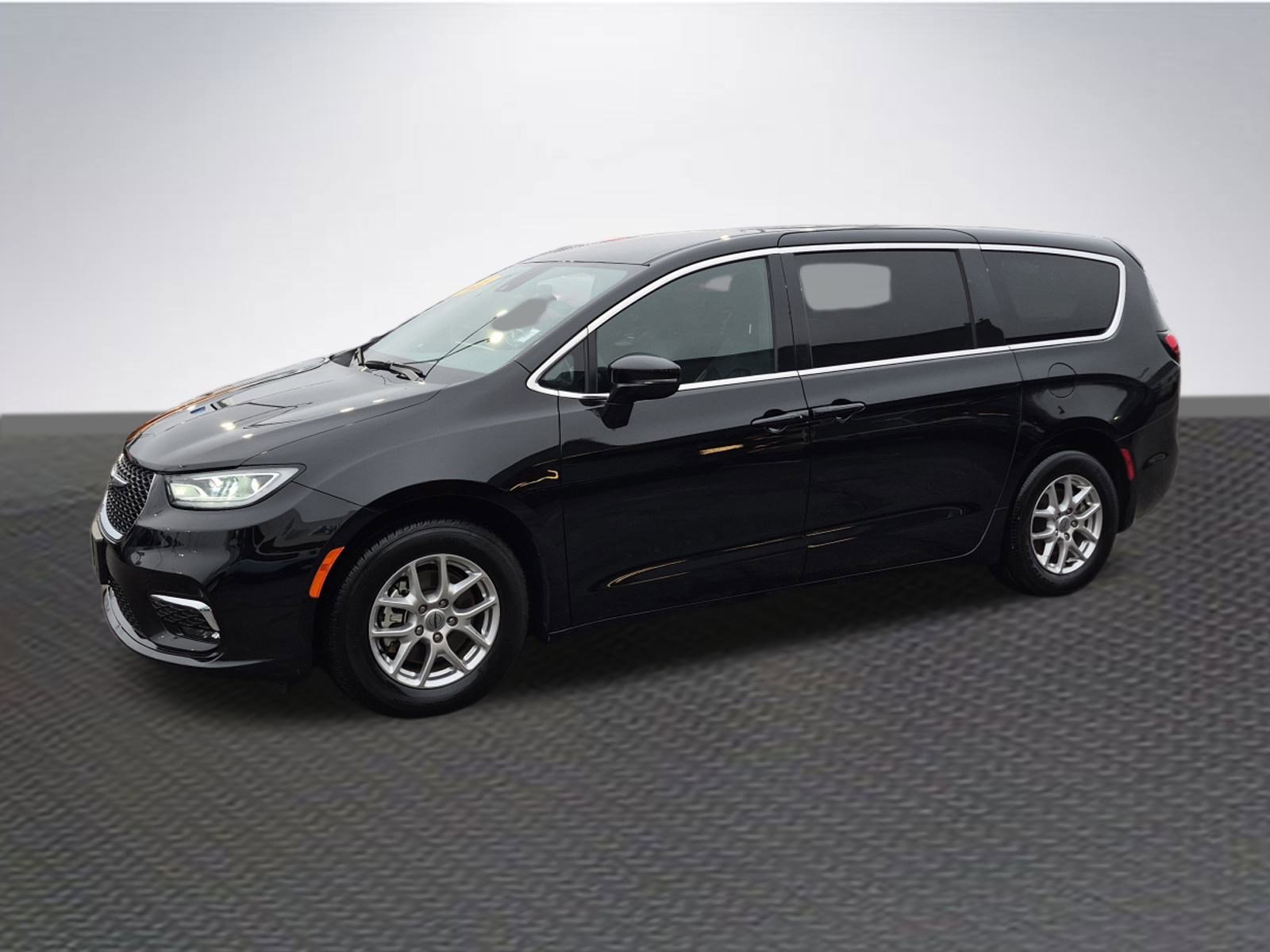 Used 2025 Chrysler Pacifica Select image 2