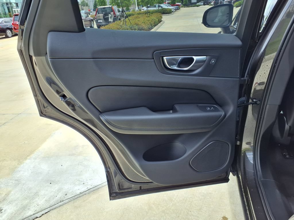 Certified 2025 Volvo XC60 B5 Plus AWD/4WD image 17