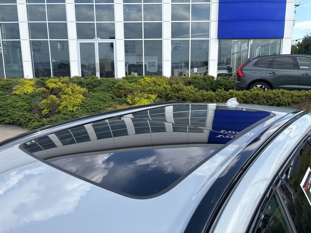 Certified 2025 Volvo XC60 B5 Plus AWD/4WD image 13