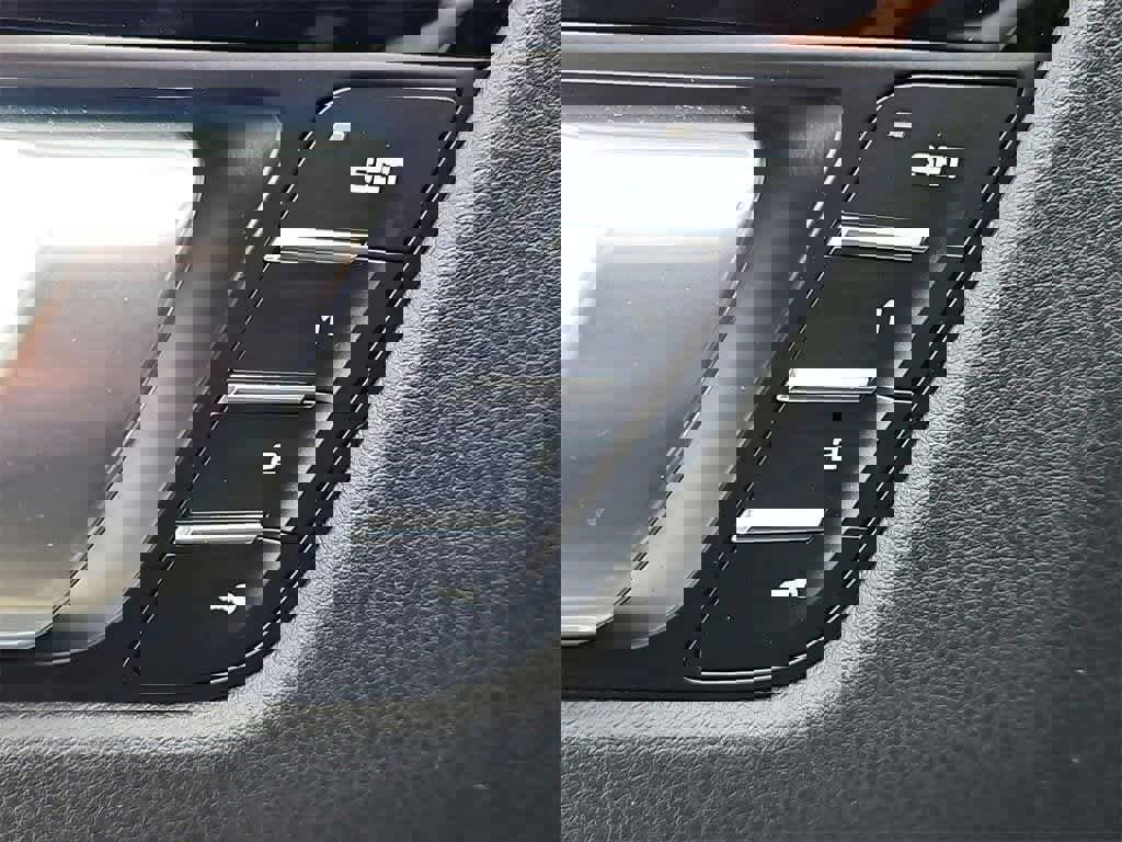 Certified 2025 Porsche Macan image 22