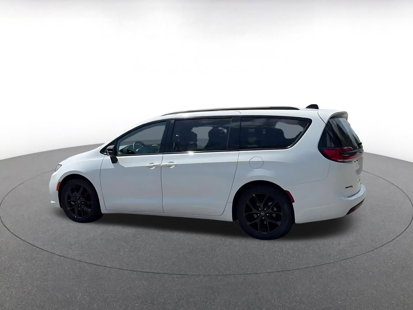 Used 2025 Chrysler Pacifica Limited image 9