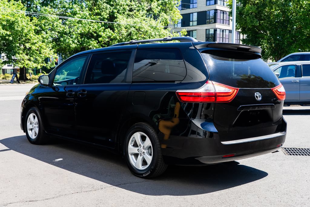 Used 2015 Toyota Sienna LE FWD image 4