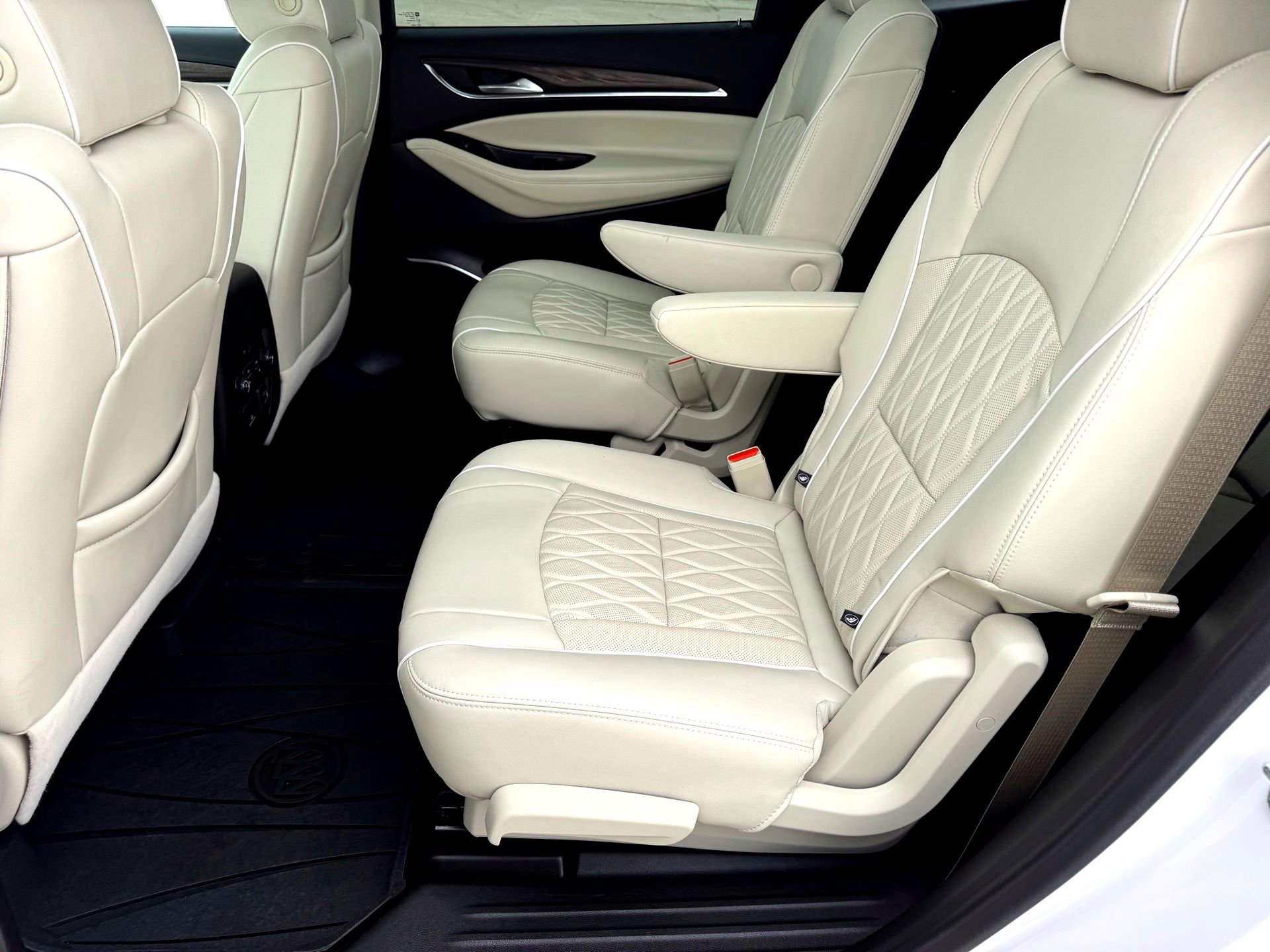 Used 2024 Buick Enclave Avenir w/ Avenir Technology Package image 21