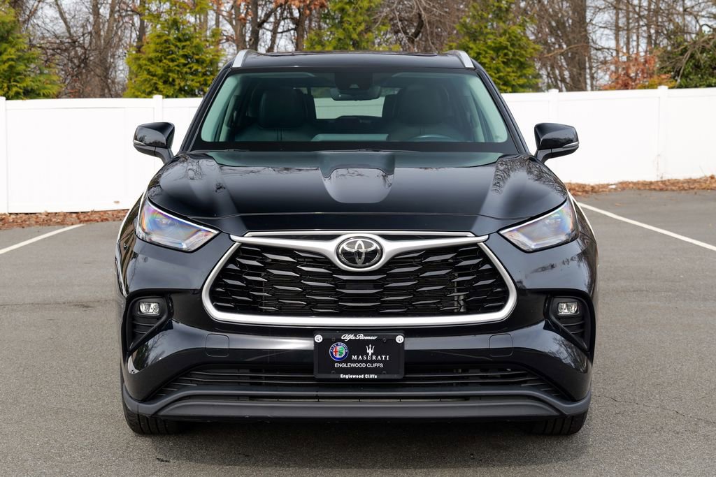 Used 2023 Toyota Highlander XLE AWD/4WD image 2