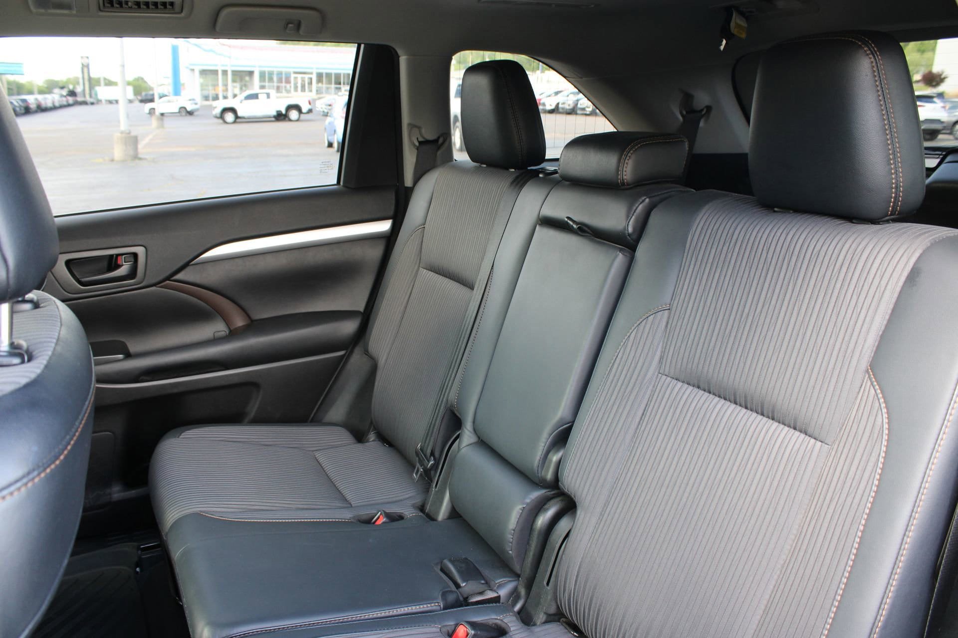Used 2018 Toyota Highlander Plus w/ Carpet Mat Package (TMS) AWD/4WD image 17