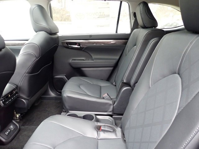 New 2026 Toyota Highlander Platinum image 12