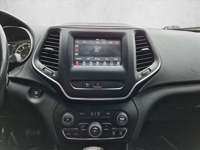 Used 2020 Jeep Cherokee Latitude Plus w/ Cold Weather Group AWD/4WD image 14