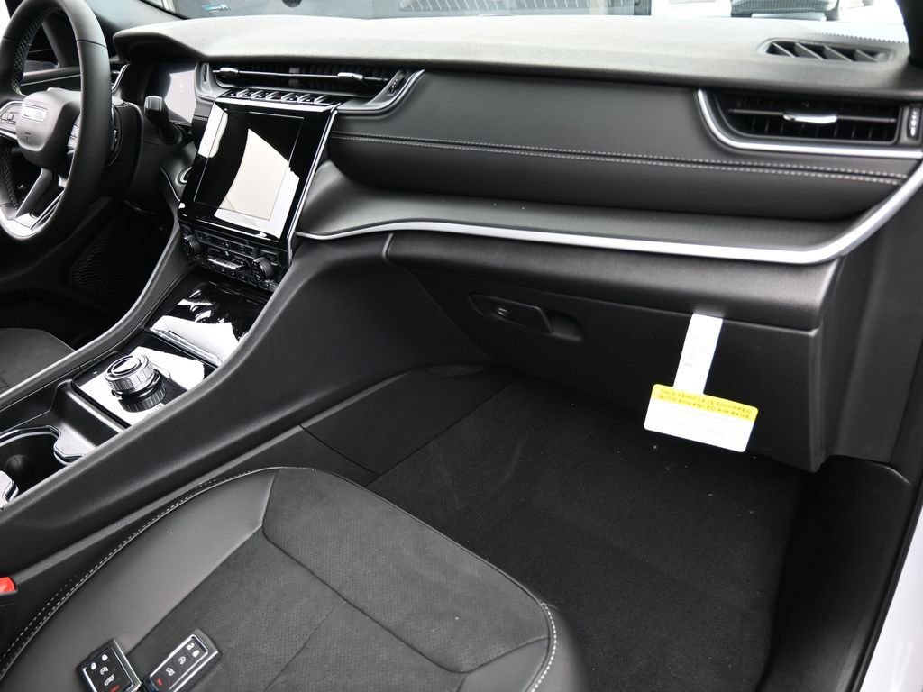New 2025 Jeep Grand Cherokee Altitude image 39
