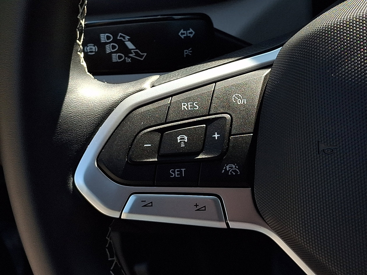 Certified 2023 Volkswagen Taos SE w/ Panoramic Sunroof Package FWD image 21