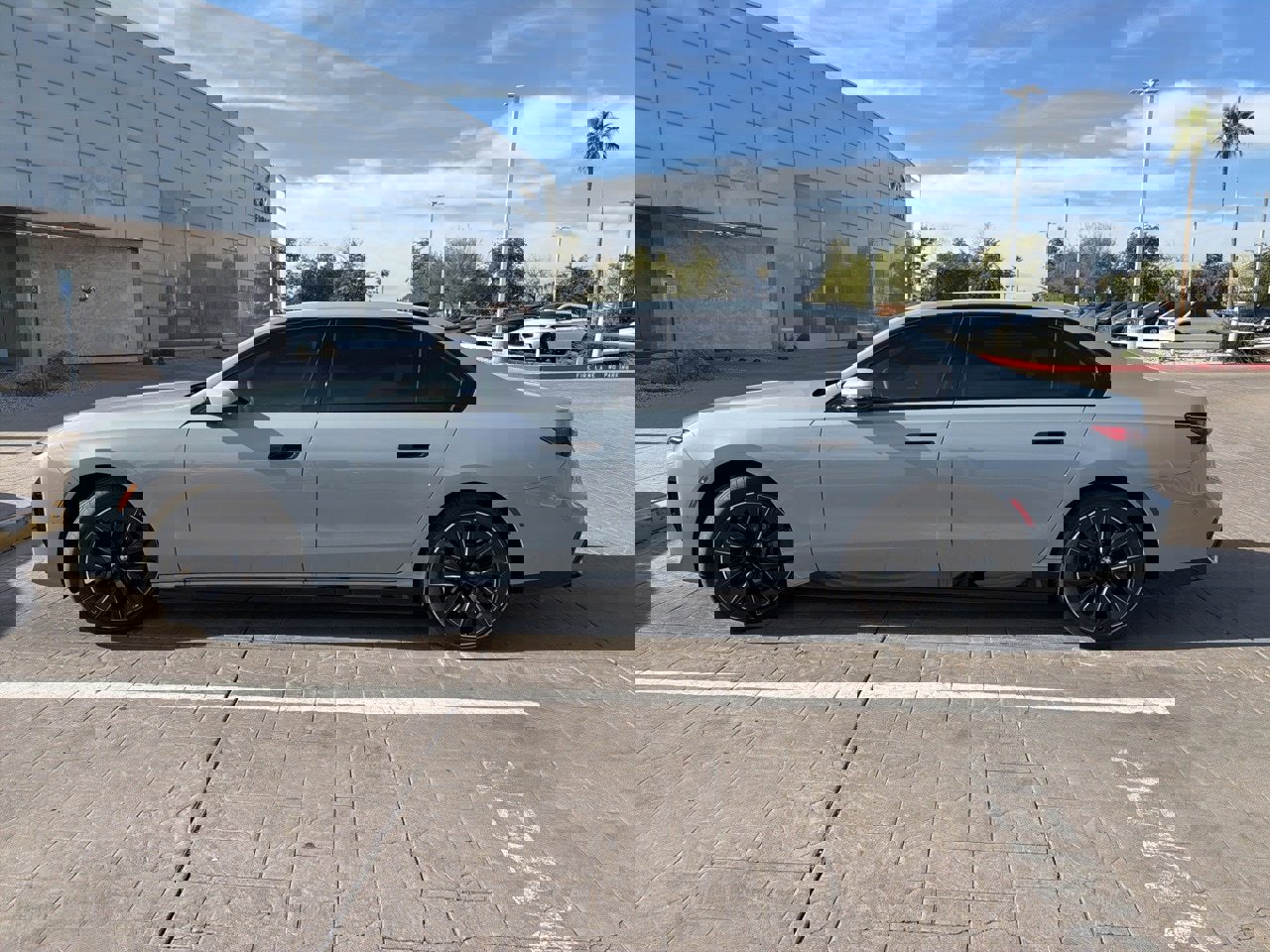 Used 2024 BMW i7 xDrive60 image 8