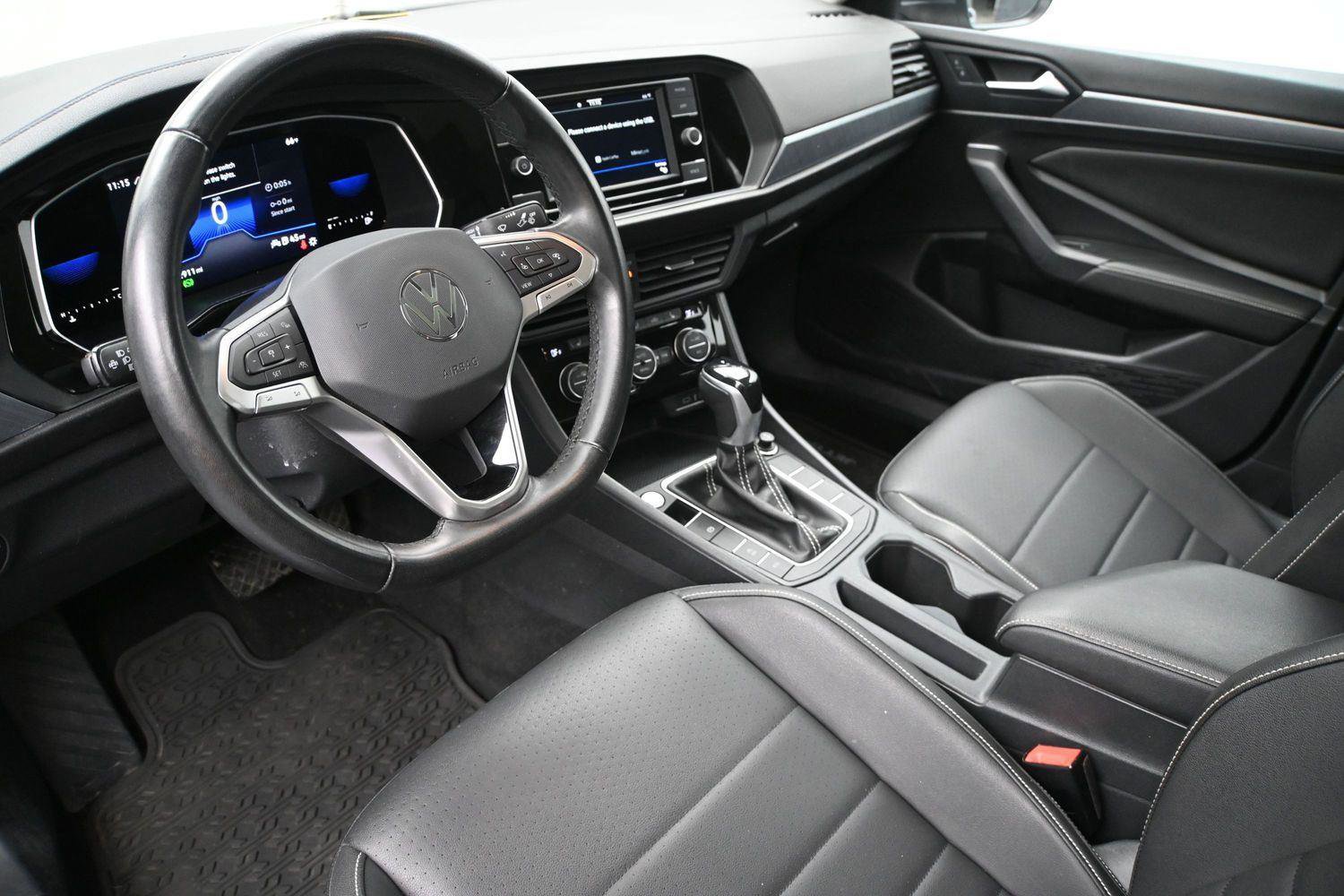 Used 2022 Volkswagen Jetta SE w/ Panoramic Sunroof Package FWD image 2