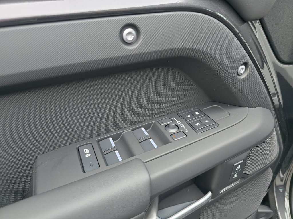 New 2025 Land Rover Defender 110 X-Dynamic SE image 34