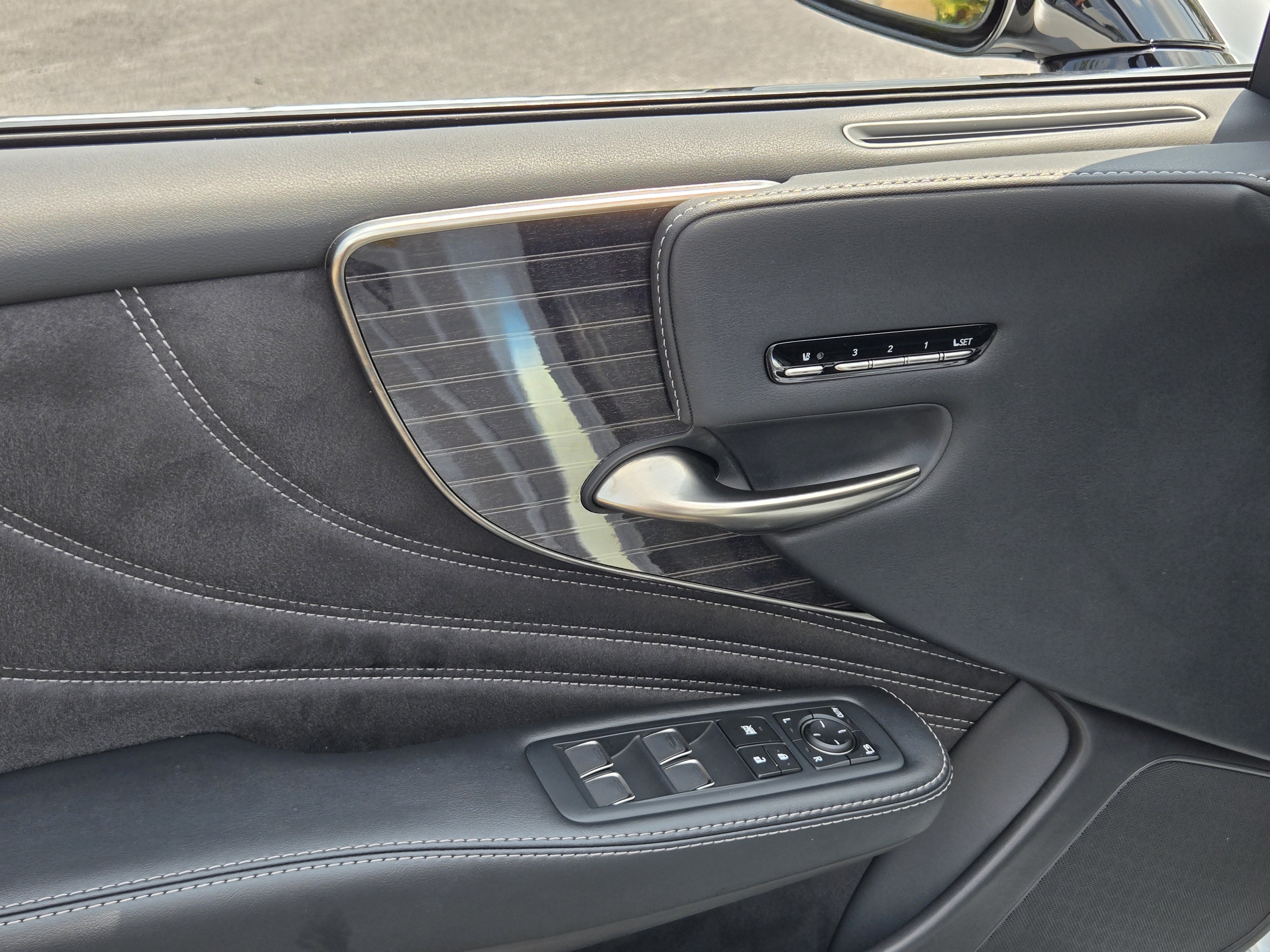 Used 2019 Lexus LS 500 w/ Accessory Package (Z1) RWD image 13