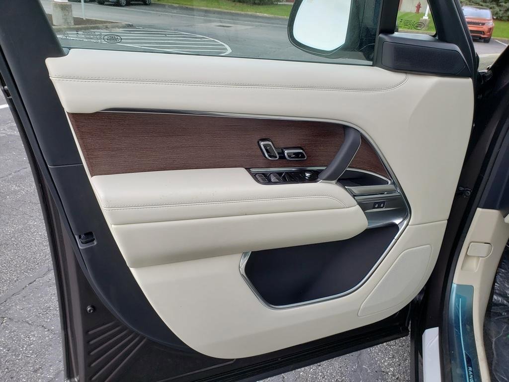 New 2025 Land Rover Range Rover Long Wheelbase SE image 10