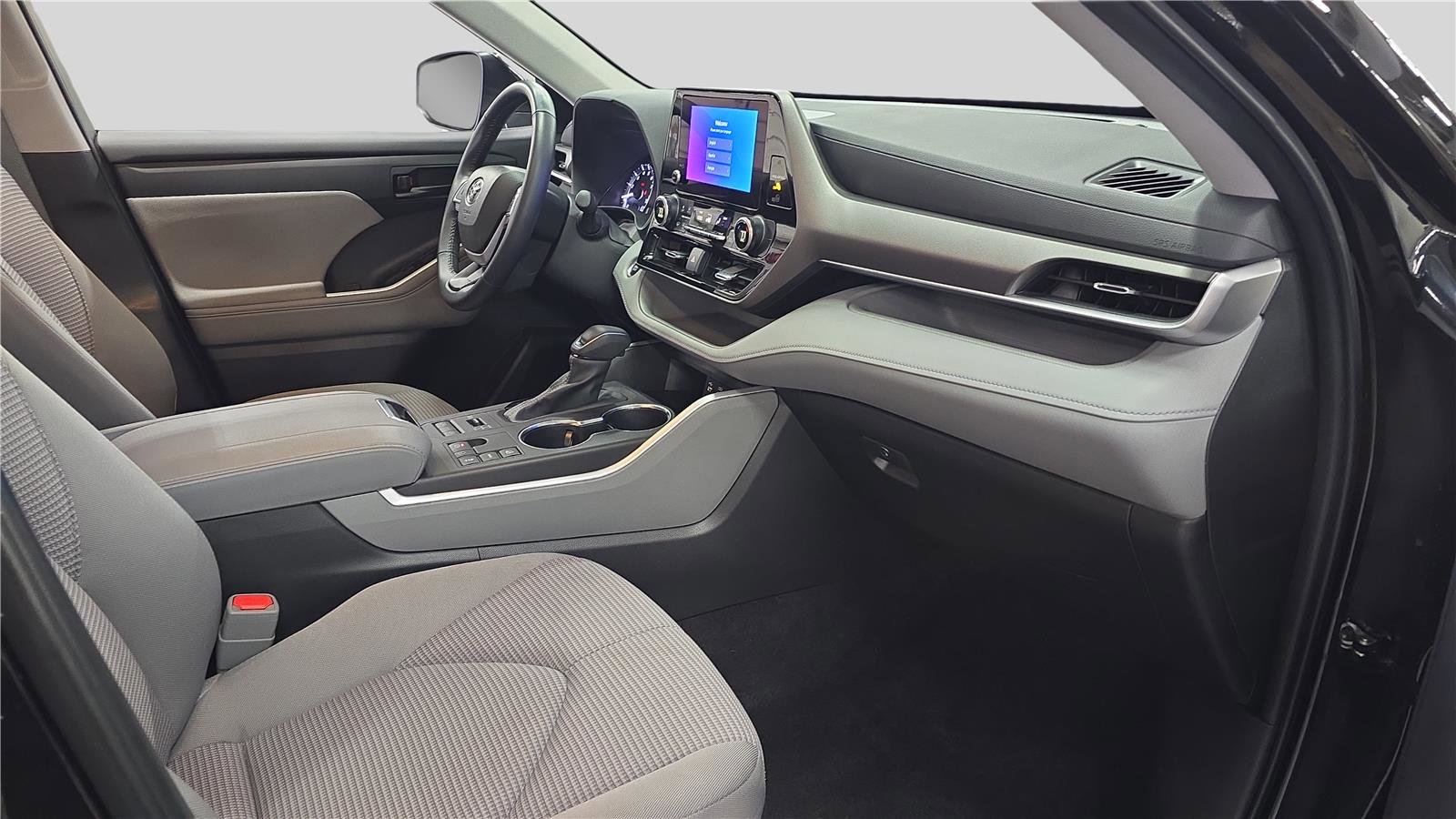 Used 2024 Toyota Highlander LE AWD/4WD image 16