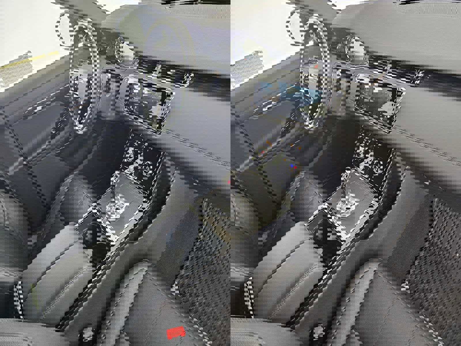 Used 2023 Land Rover Range Rover Evoque R-Dynamic SE image 14