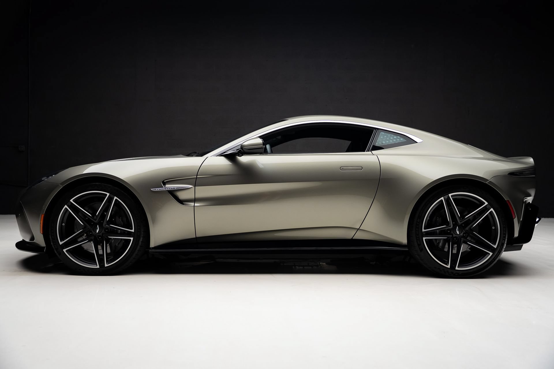Used 2025 Aston Martin V8 Vantage Coupe RWD image 17