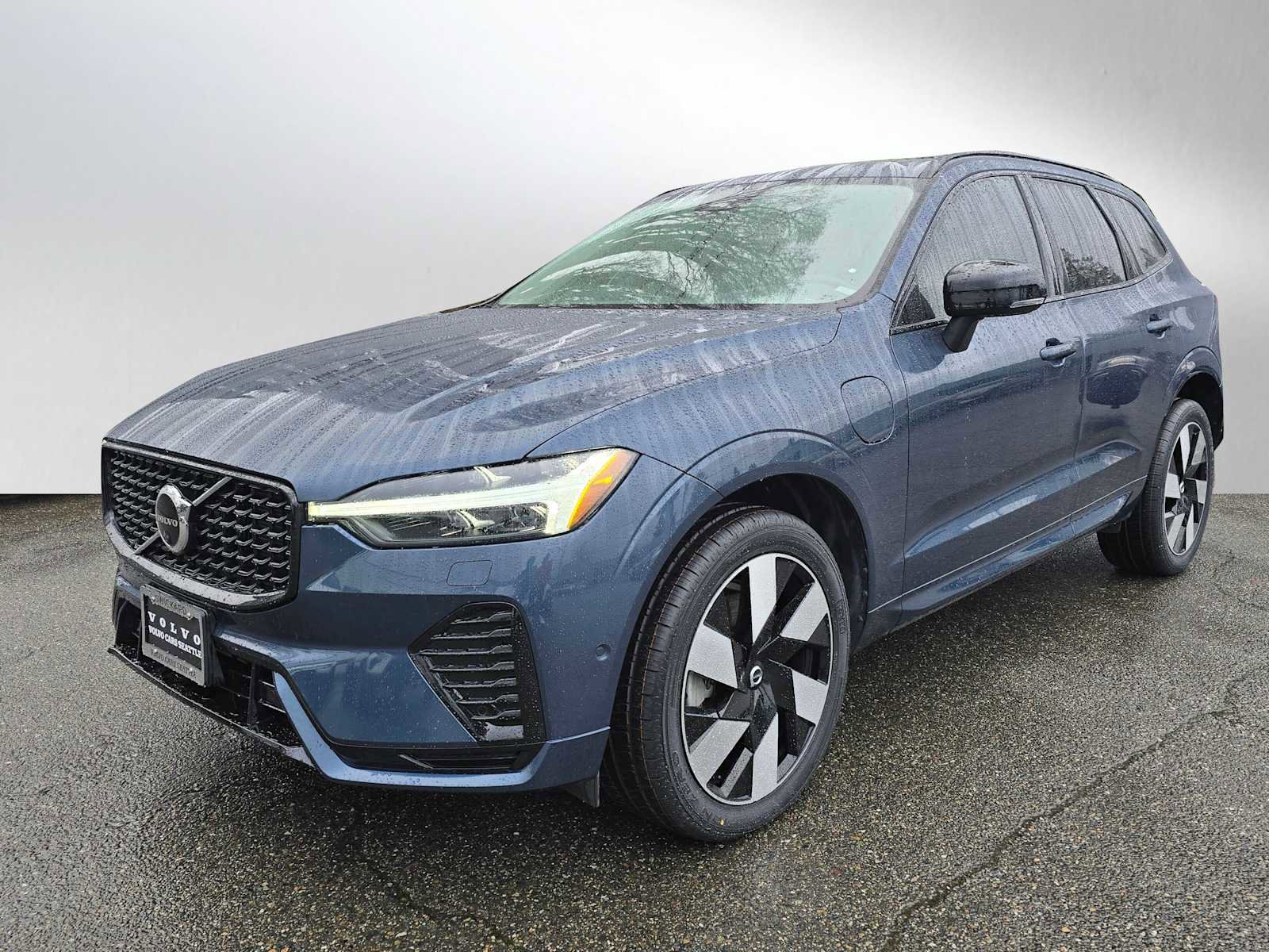 Certified 2023 Volvo XC60 T8 Plus w/ Climate Package image 7