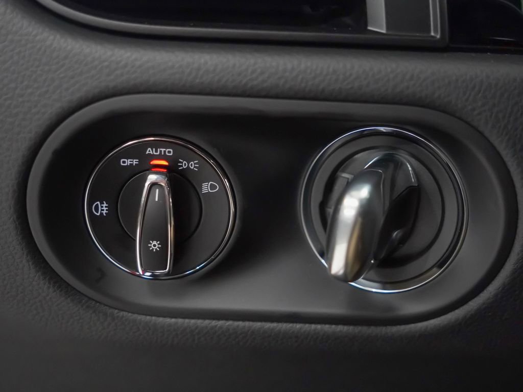 Certified 2025 Porsche Macan S image 16