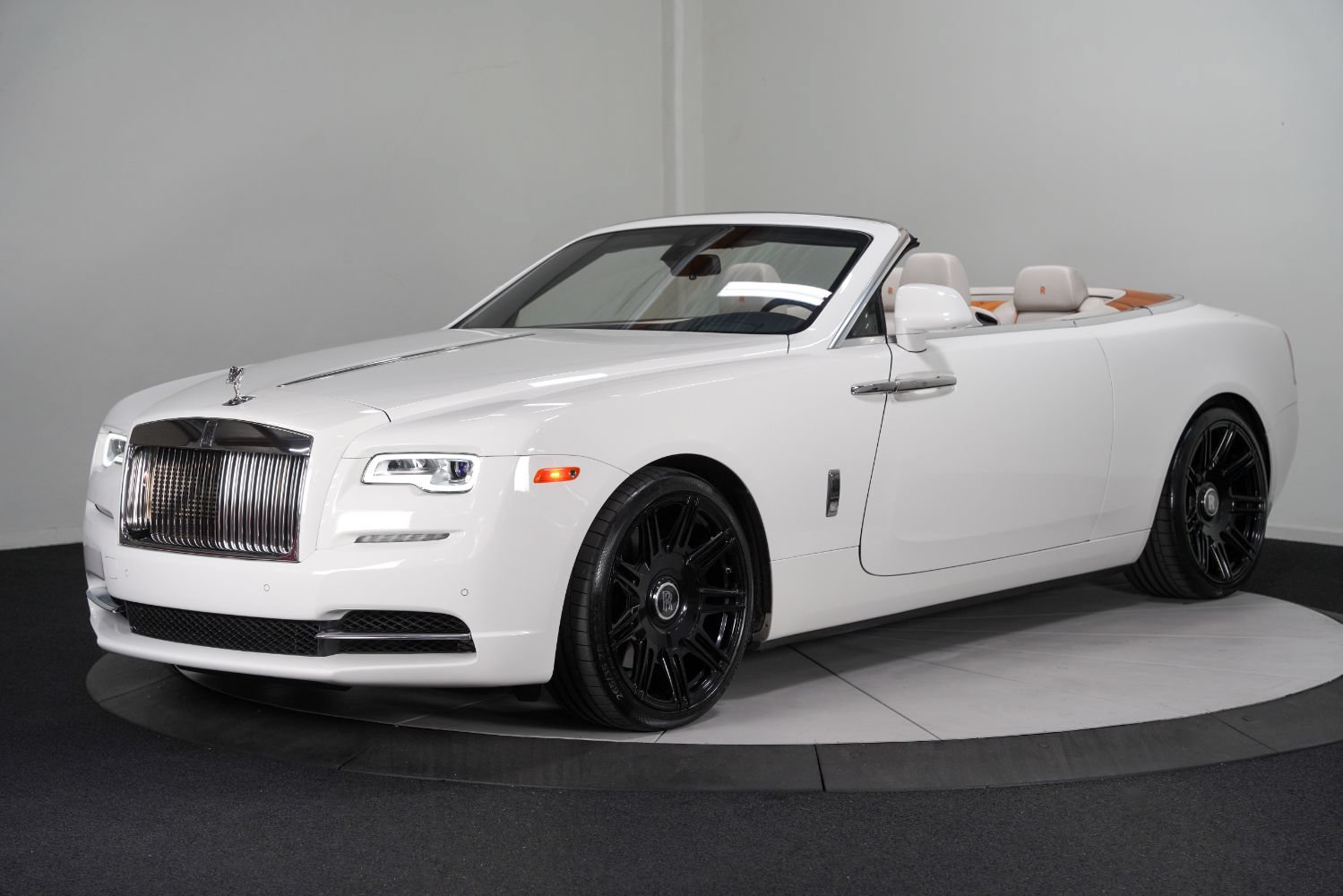 Used 2017 Rolls-Royce Dawn RWD image 5