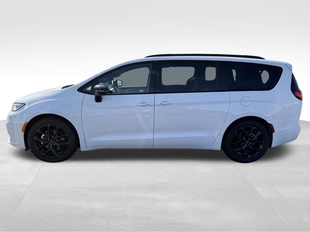 Used 2025 Chrysler Pacifica Limited FWD image 4
