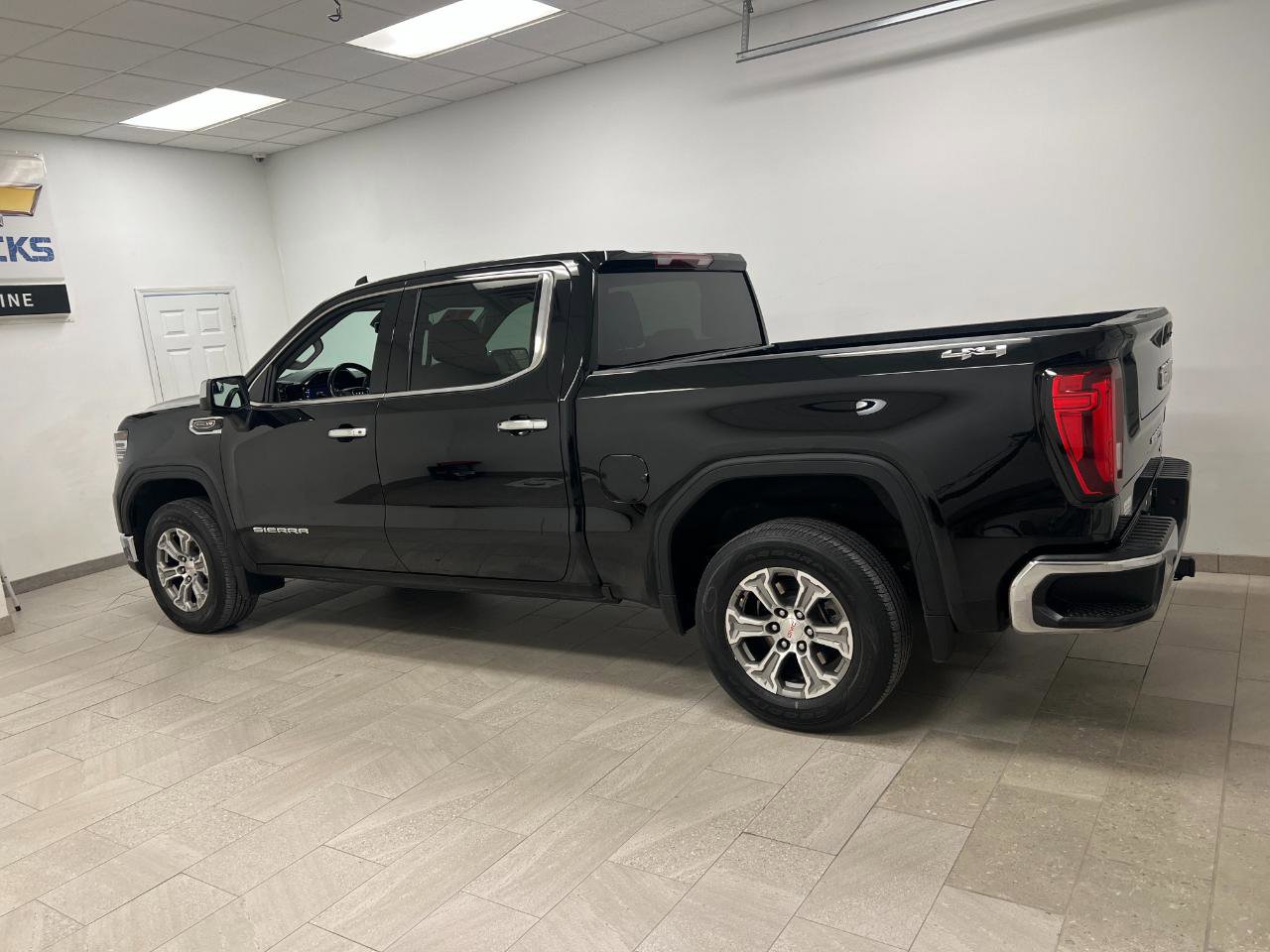 Used 2025 GMC Sierra 1500 SLT image 13