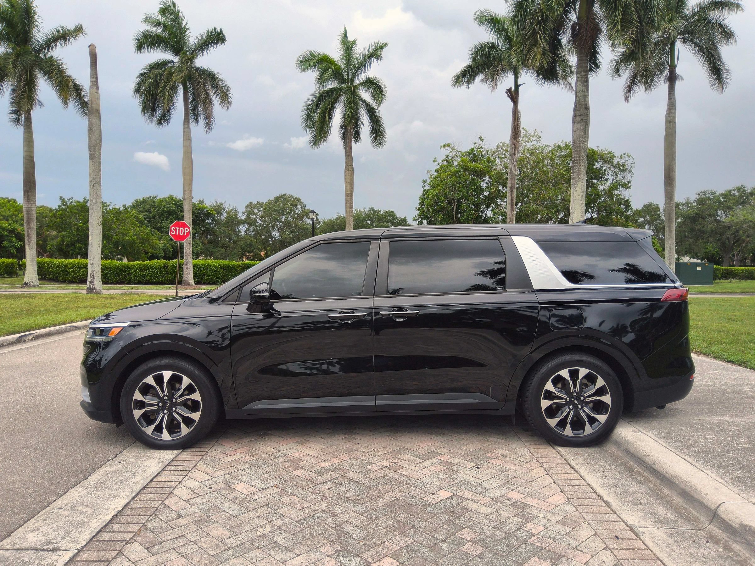Used 2022 Kia Carnival EX FWD image 17