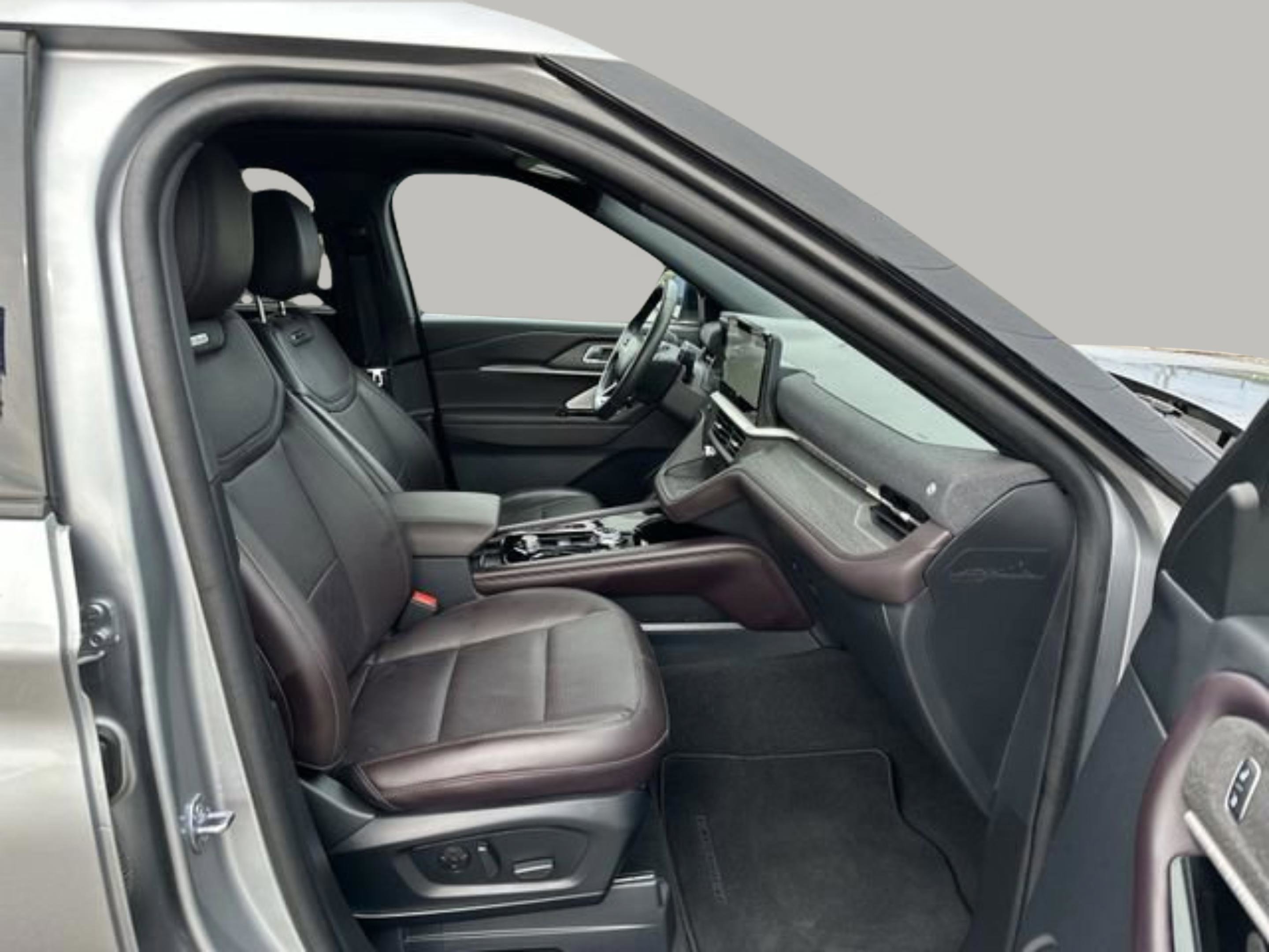 Used 2025 Ford Explorer Platinum RWD image 26
