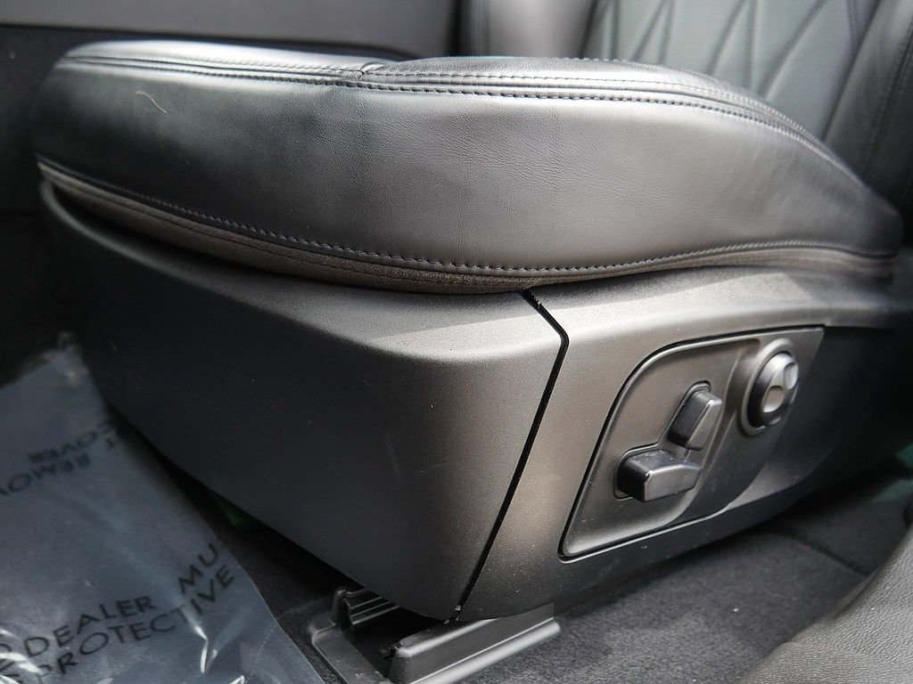 Used 2019 Maserati Levante GranLusso AWD/4WD image 12
