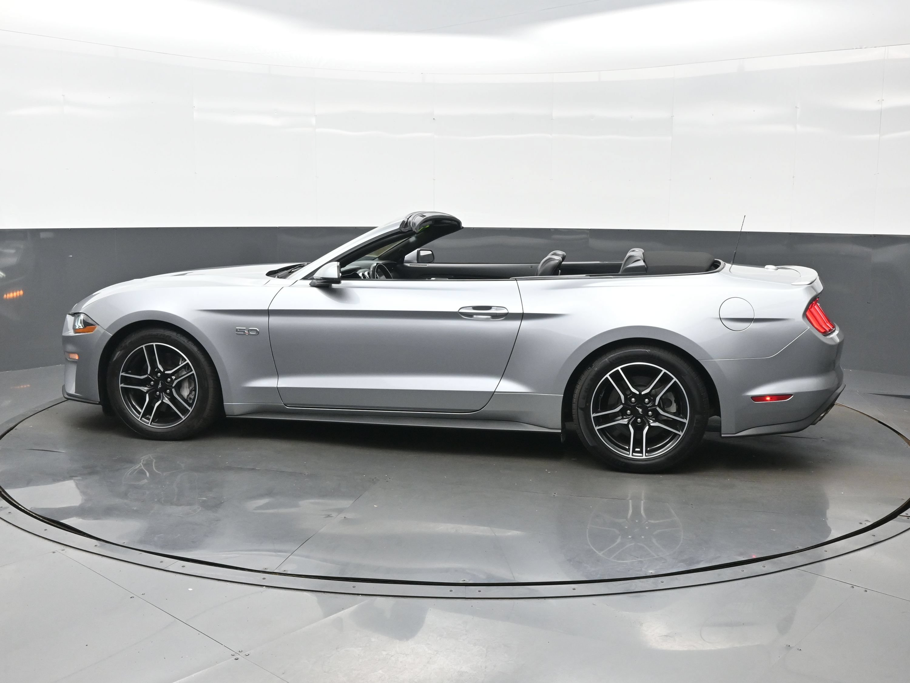 Used 2022 Ford Mustang GT Premium w/ Equipment Group 401A RWD image 3