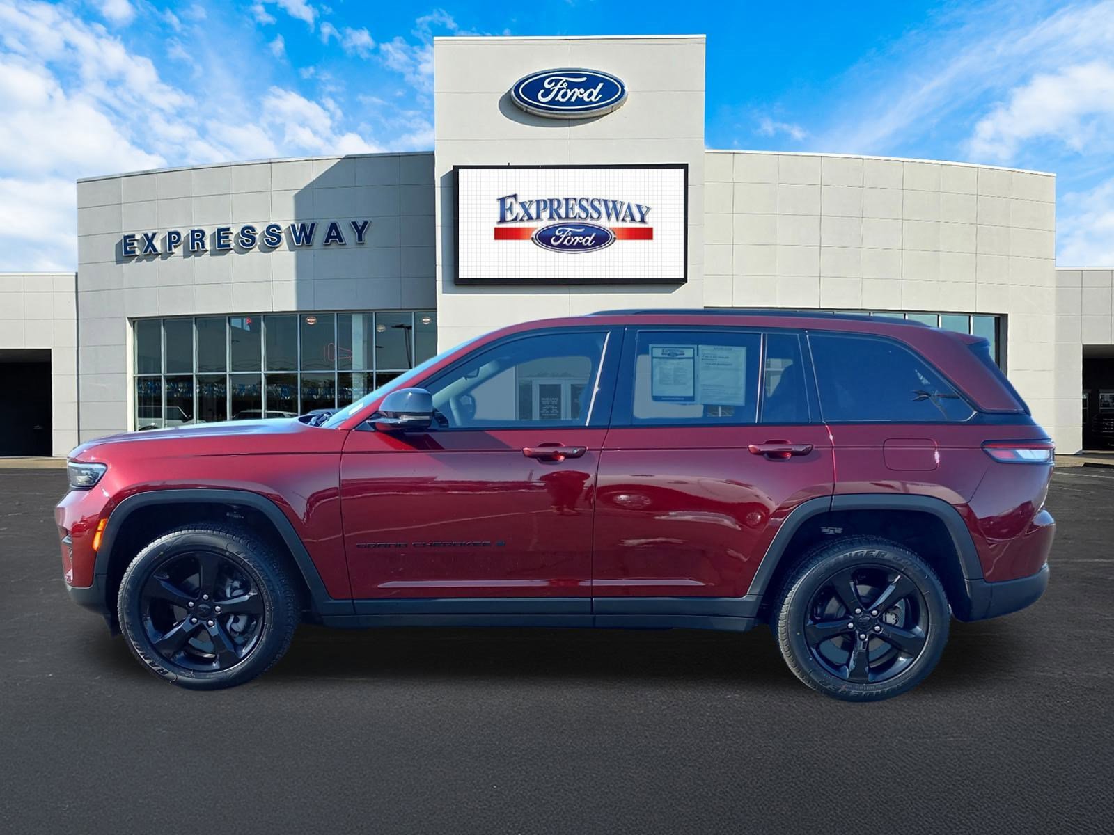 Used 2023 Jeep Grand Cherokee Altitude image 9