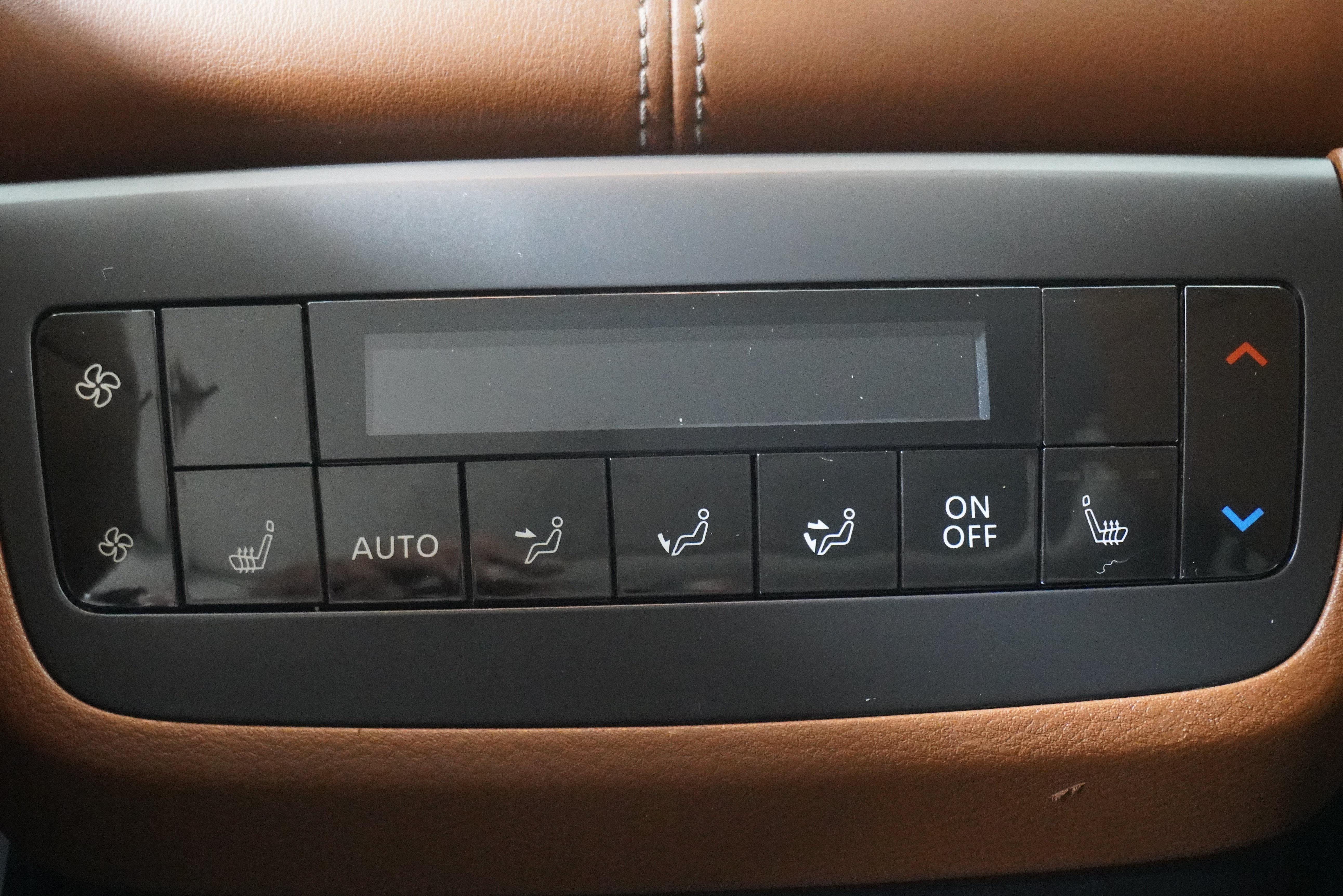 Used 2024 Nissan Pathfinder Platinum w/ Lighting Package (N93) FWD image 15