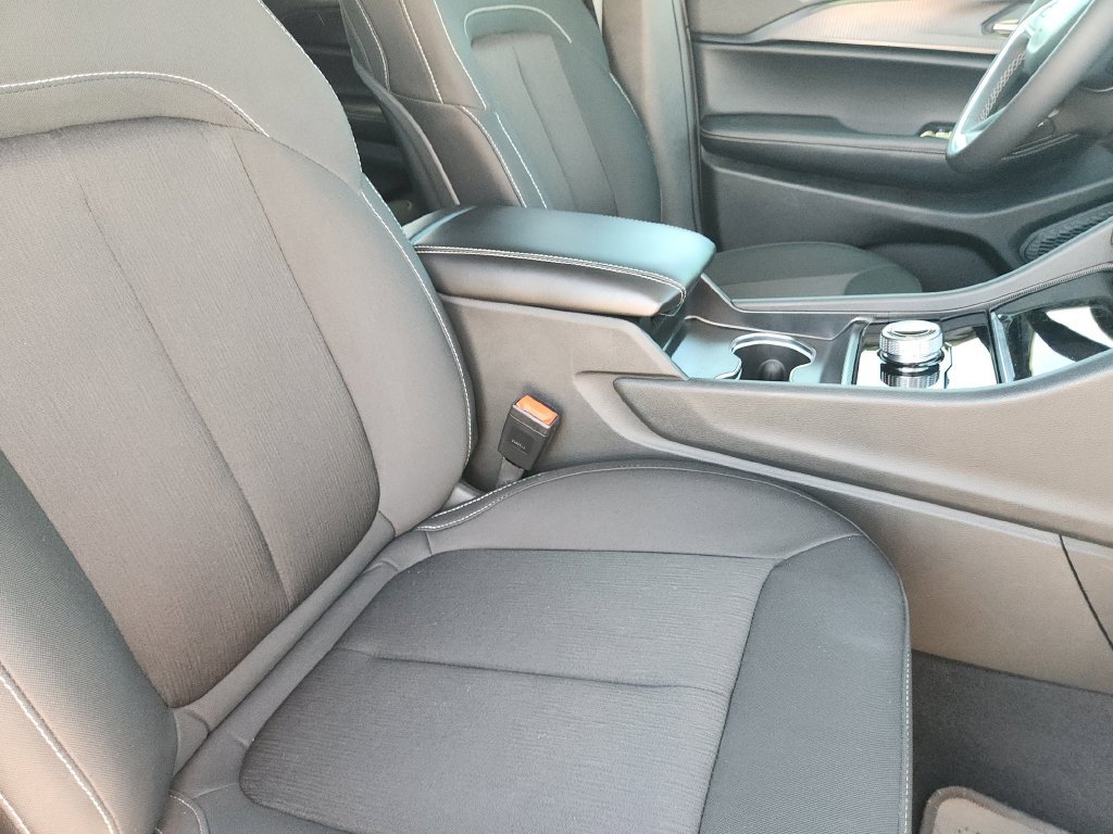 Used 2025 Jeep Grand Cherokee L Laredo RWD image 16