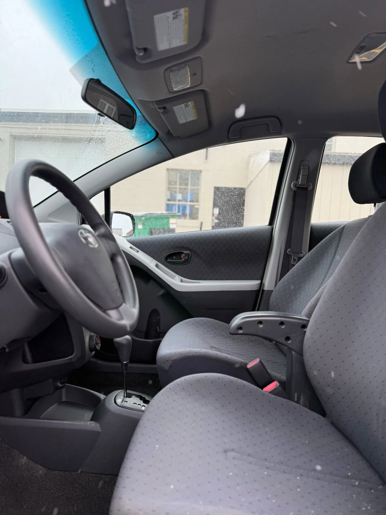 Used 2010 Toyota Yaris 4-Door Hatchback image 19