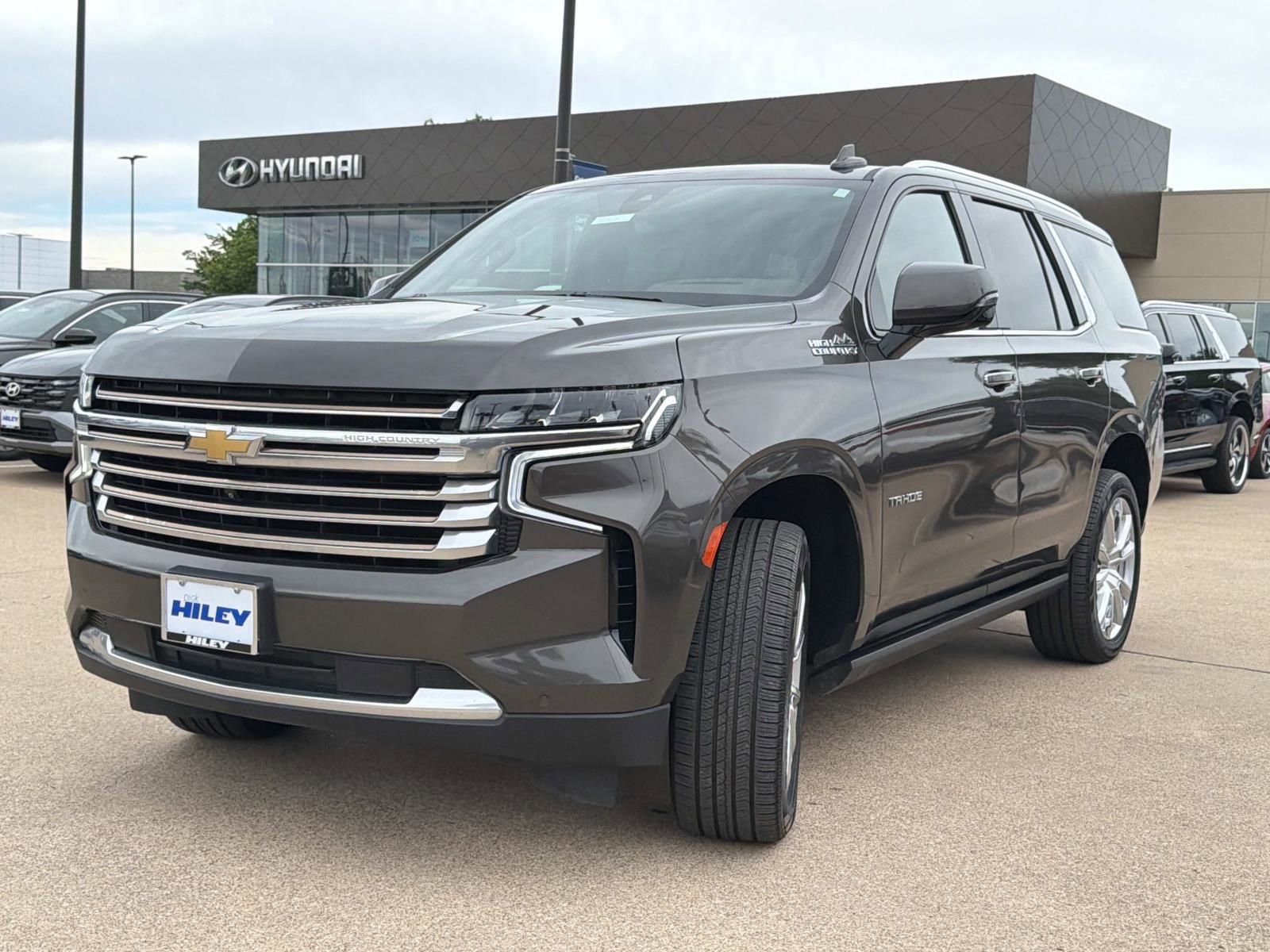 Used 2021 Chevrolet Tahoe High Country w/ Premium Package RWD image 2