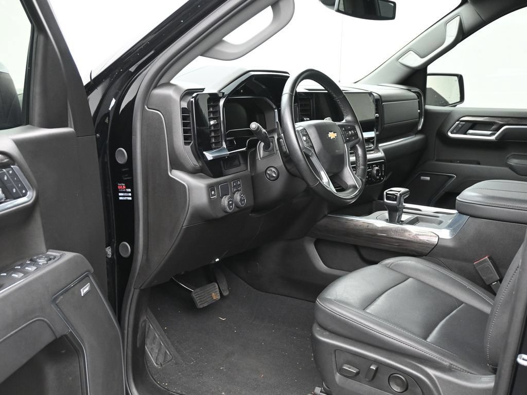 Used 2025 Chevrolet Silverado 1500 LTZ RWD image 10