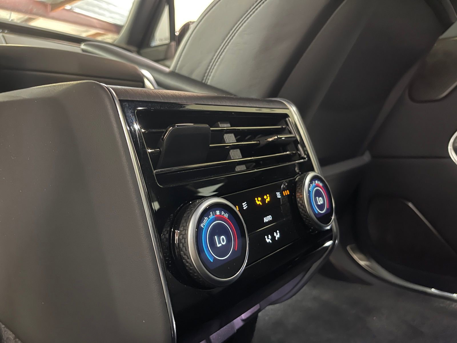 Used 2025 Land Rover Range Rover Long Wheelbase Autobiography image 18